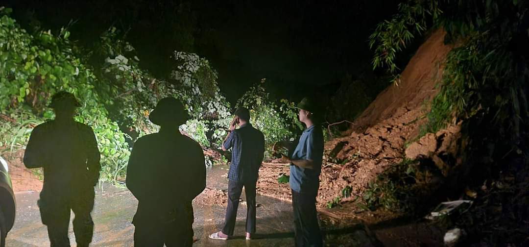 Mưa lớn g&acirc;y sạt lở đất l&agrave;m hai người thiệt mạng ở Y&ecirc;n B&aacute;i - Ảnh 1.