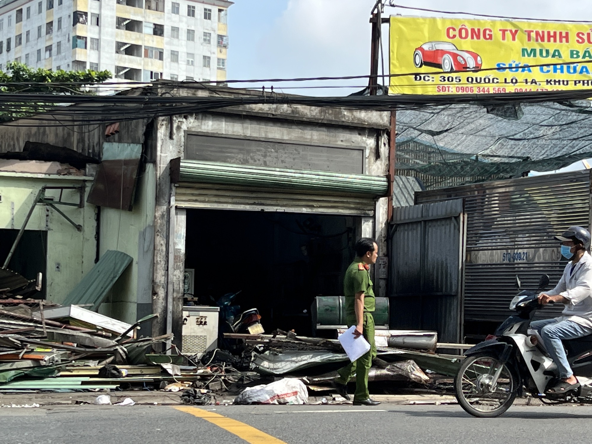 T&agrave;i xế ngủ gục, xe container t&ocirc;ng h&agrave;ng loạt kiot ở TP.HCM - Ảnh 3.