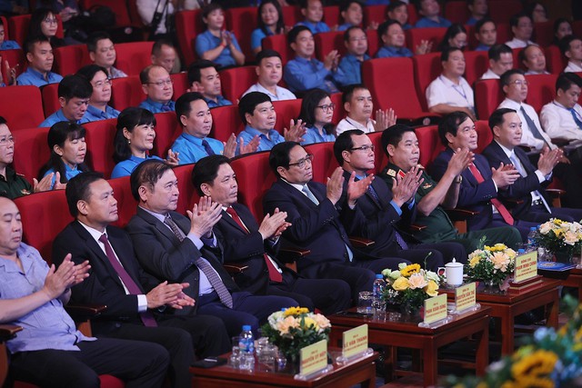Thủ tướng biểu dương hơn 2 triệu s&aacute;ng kiến l&agrave;m lợi h&agrave;ng chục ngh&igrave;n tỷ đồng - Ảnh 1.