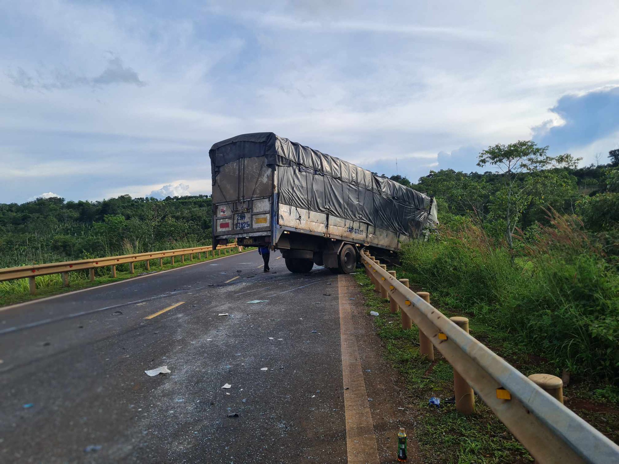 T&agrave;i xế xe kh&aacute;ch kể lại gi&acirc;y ph&uacute;t bị xe tải t&ocirc;ng, hướng dẫn vi&ecirc;n du lịch tử vong - Ảnh 3.