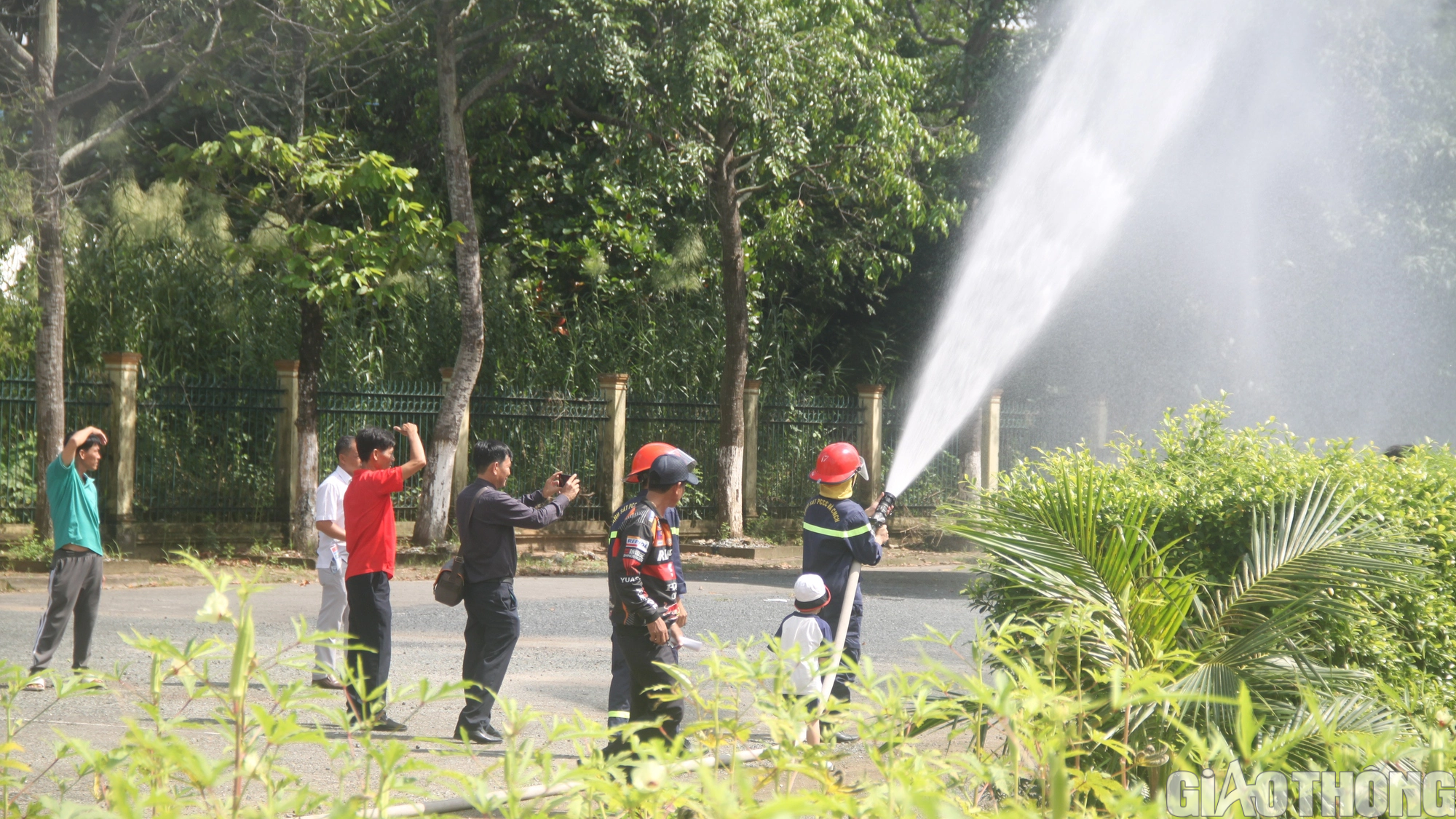 Người d&acirc;n, trẻ em trải nghiệm thực h&agrave;nh chữa ch&aacute;y, cứu nạn cứu hộ - Ảnh 7.