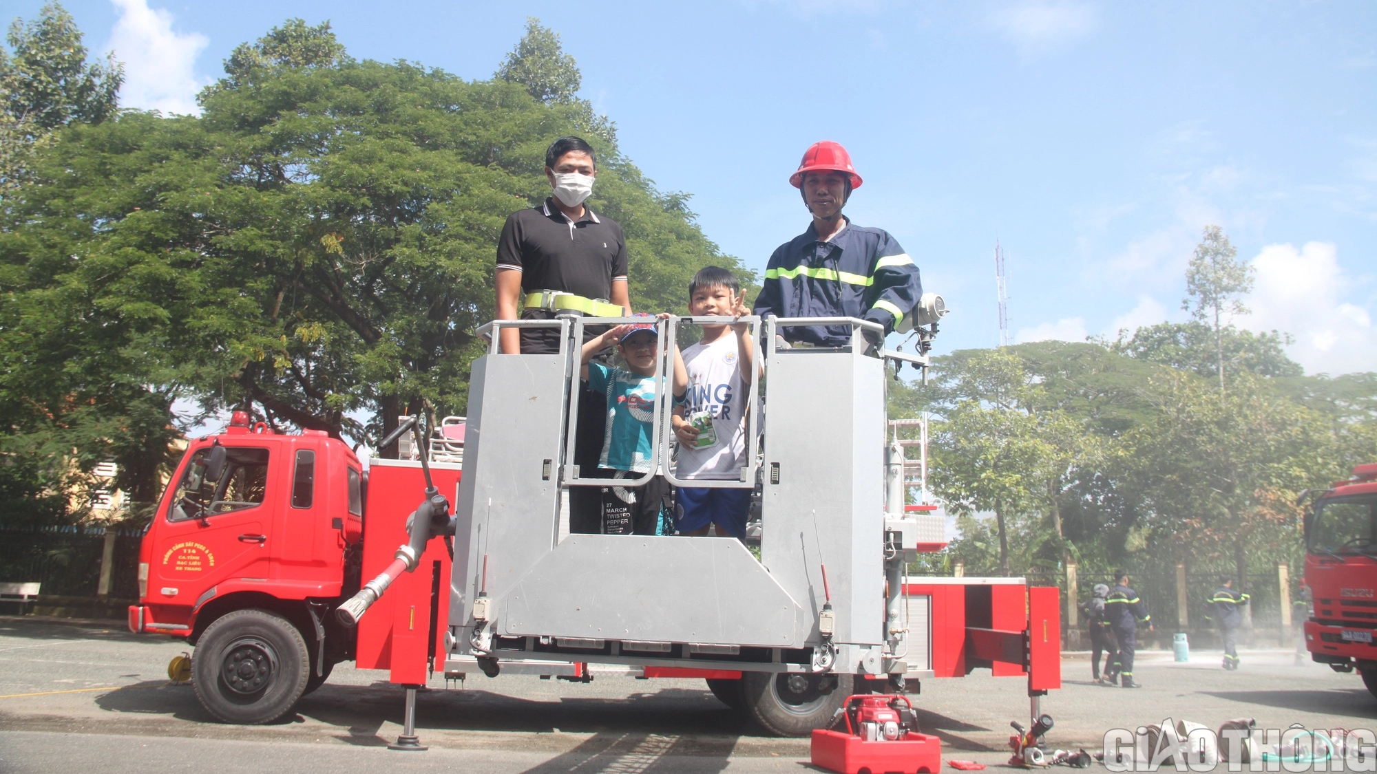 Người d&acirc;n, trẻ em trải nghiệm thực h&agrave;nh chữa ch&aacute;y, cứu nạn cứu hộ - Ảnh 9.