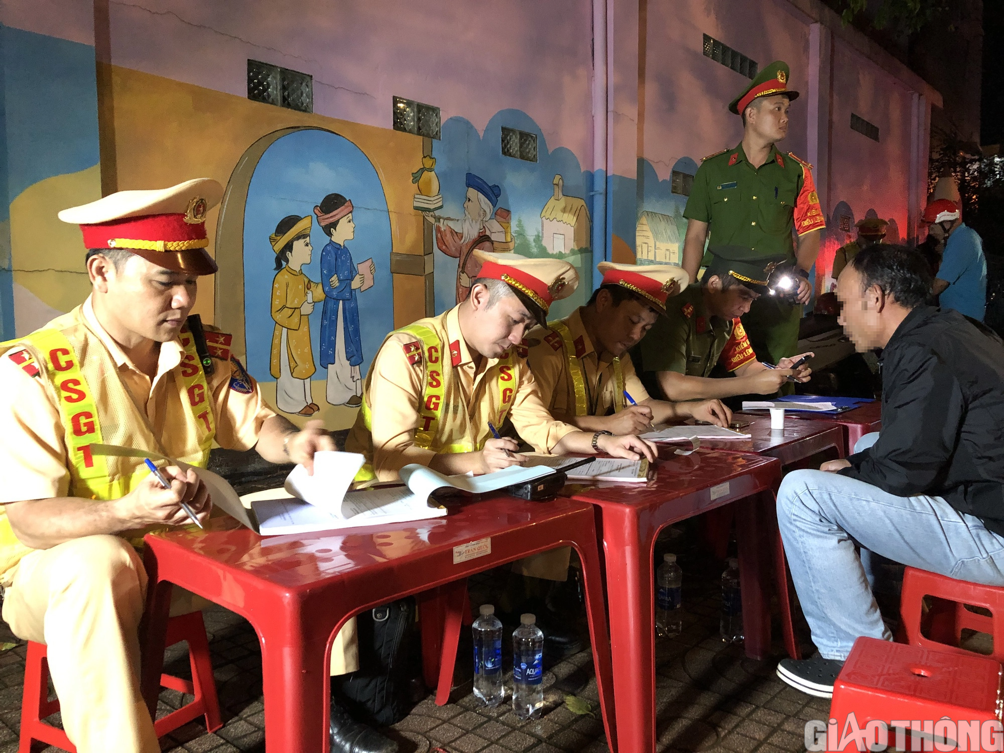 Đắk Lắk kiểm tra nồng độ cồn kh&ocirc;ng c&oacute; v&ugrave;ng cấm, ngoại lệ - Ảnh 12.