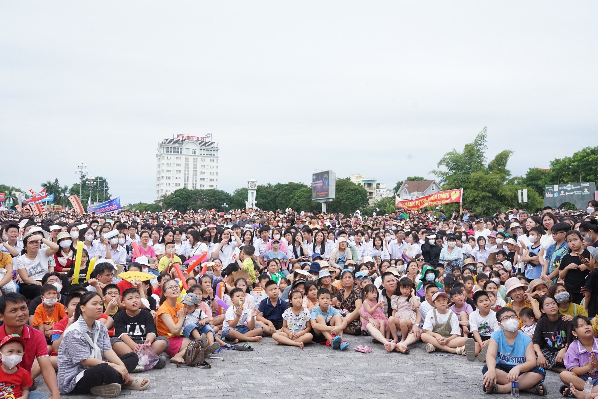 H&agrave;ng ngh&igrave;n người vỡ o&agrave; khi L&ecirc; Xu&acirc;n Mạnh v&ocirc; địch Olympia 23 - Ảnh 3.