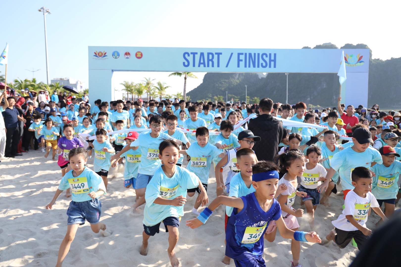 Hơn 1.000 người chạy tiếp sức hưởng ứng Ng&agrave;y ASEAN về Quản l&yacute; thi&ecirc;n tai năm 2023 - Ảnh 1.