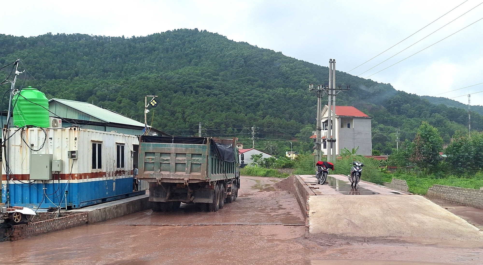 Bắc Giang: Trạm c&acirc;n c&oacute; cũng như kh&ocirc;ng, xe qu&aacute; tải lộng h&agrave;nh - Ảnh 1.