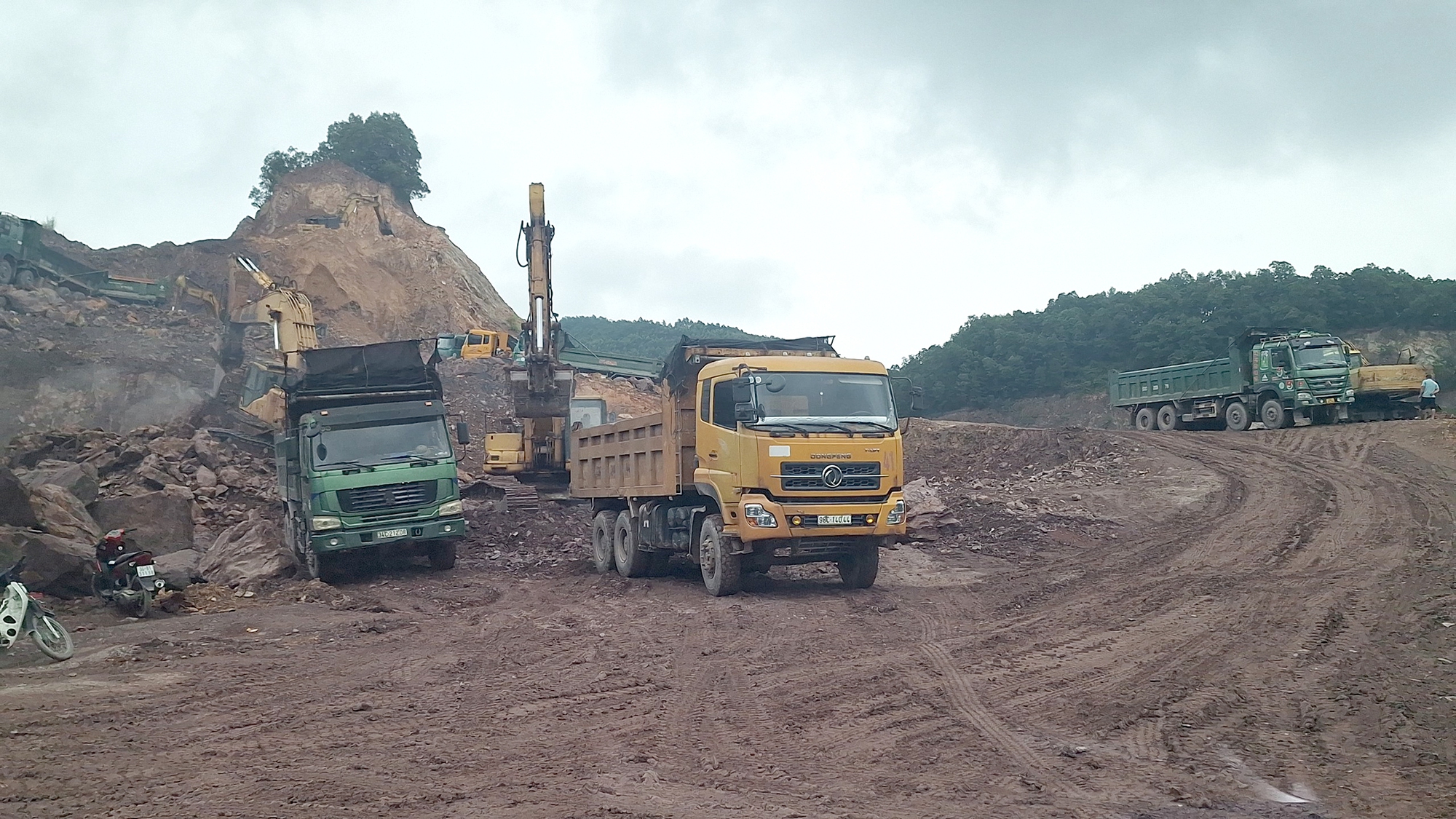Bắc Giang: Trạm c&acirc;n c&oacute; cũng như kh&ocirc;ng, xe qu&aacute; tải lộng h&agrave;nh - Ảnh 2.