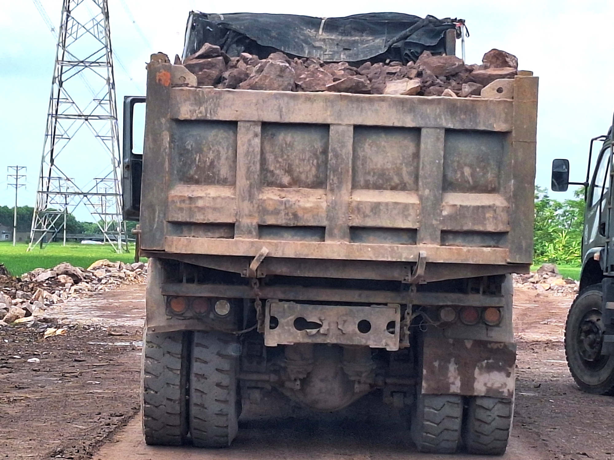 Bắc Giang: Trạm c&acirc;n c&oacute; cũng như kh&ocirc;ng, xe qu&aacute; tải lộng h&agrave;nh - Ảnh 3.