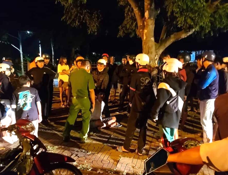 Ch&ecirc; t&agrave;i xế taxi chạy chậm, kh&aacute;ch giật lấy v&ocirc; lăng để chạy - Ảnh 1.