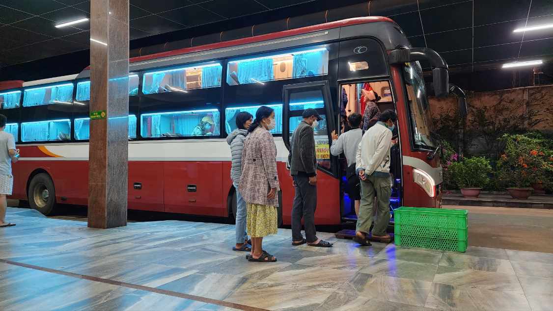 Kỳ lạ bến xe kh&aacute;ch Th&agrave;nh Bưởi giữa nội đ&ocirc; Đ&agrave; Lạt - Ảnh 4.