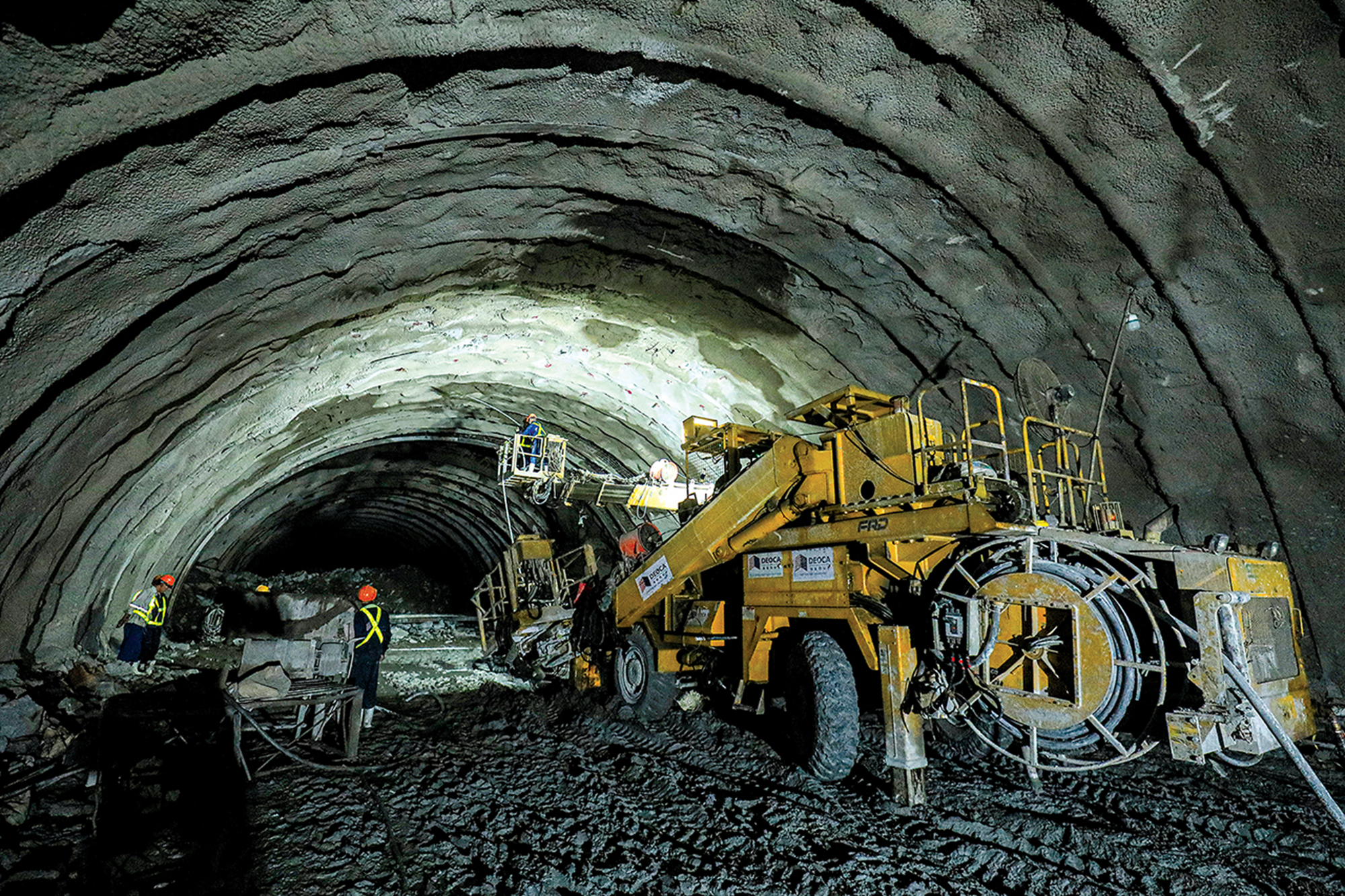 C&ocirc;ng nh&acirc;n Tập đo&agrave;n Đ&egrave;o Cả thi c&ocirc;ng hầm Trường Vinh thuộc dự &aacute;n cao tốc Bắc - Nam đoạn Nghi Sơn - Diễn Ch&acirc;u (chụp cuối th&aacute;ng 5/2022). Ảnh: Tạ Hải.