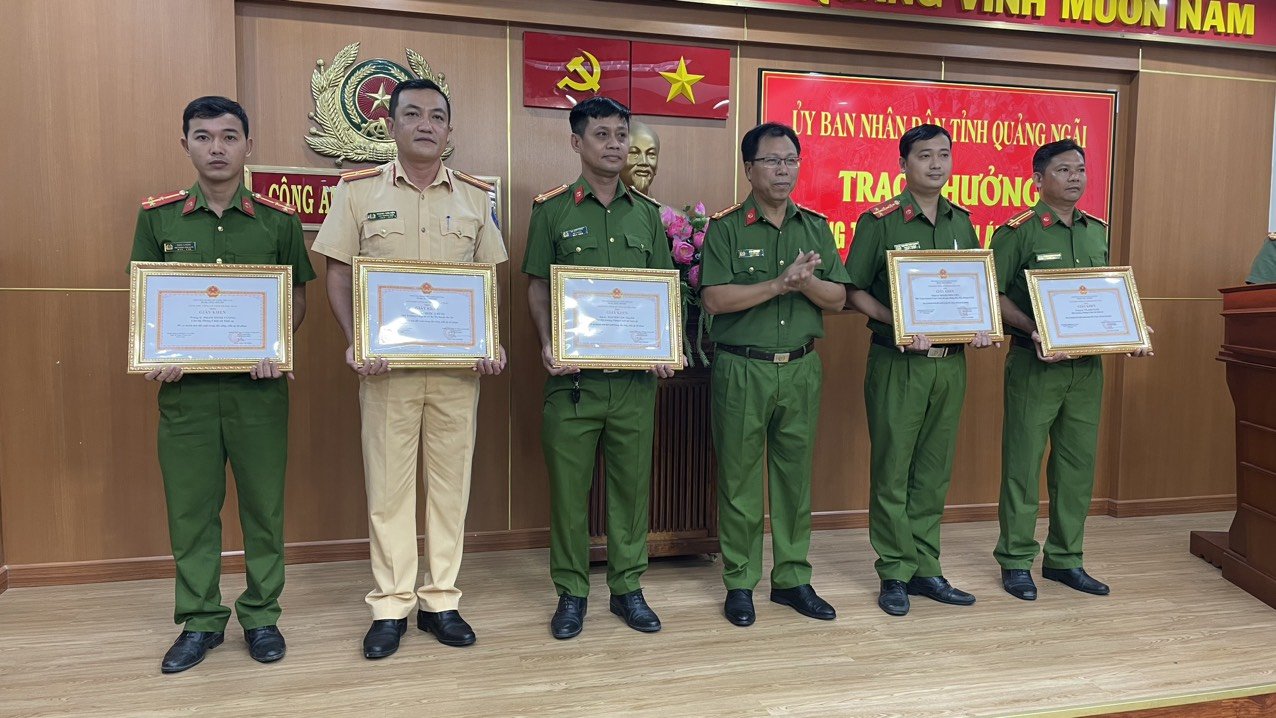 Quảng Ng&atilde;i thưởng n&oacute;ng 100 triệu đồng cho ban chuy&ecirc;n &aacute;n bắt hai nghi phạm nổ s&uacute;ng - Ảnh 2.