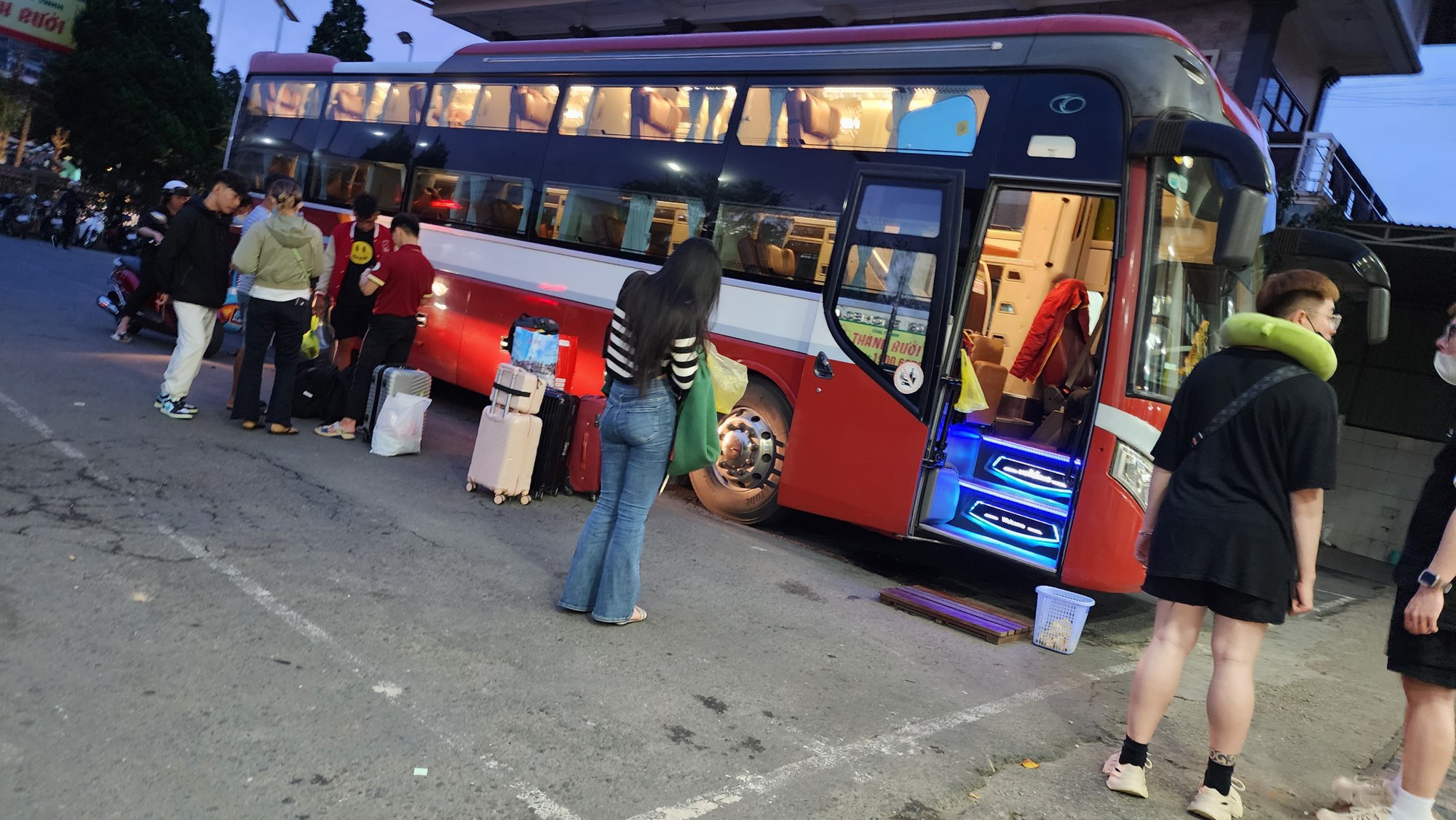 Kỳ lạ bến xe kh&aacute;ch Th&agrave;nh Bưởi giữa nội đ&ocirc; Đ&agrave; Lạt - Ảnh 2.