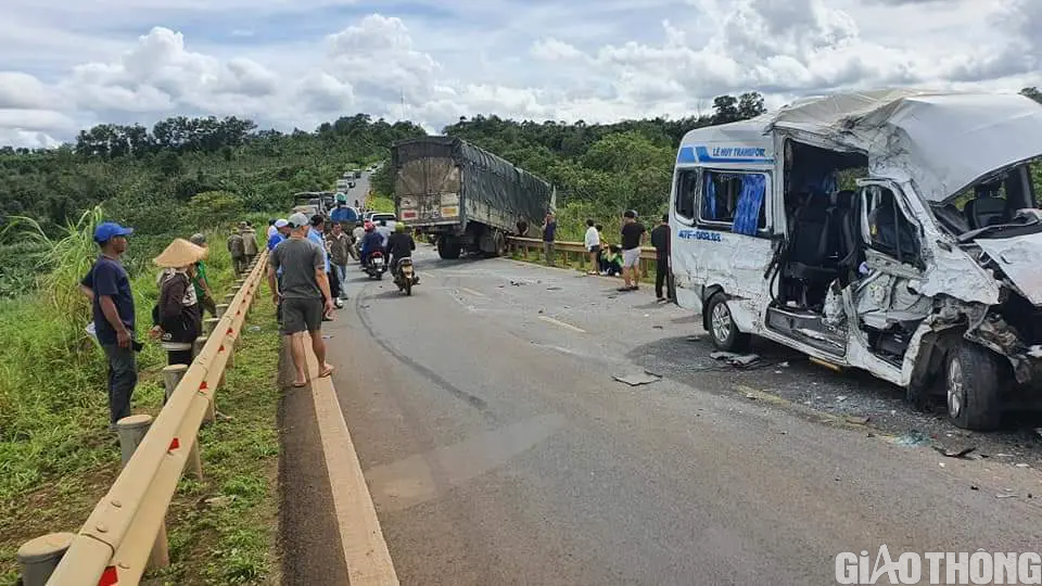 Thăm hỏi nạn nhân trong vụ xe tải tông xe khách làm 13 người thương vong - Ảnh 3. Thăm hỏi nạn nhân trong vụ xe tải tông xe khách làm 13 người thương vong - Ảnh 3.