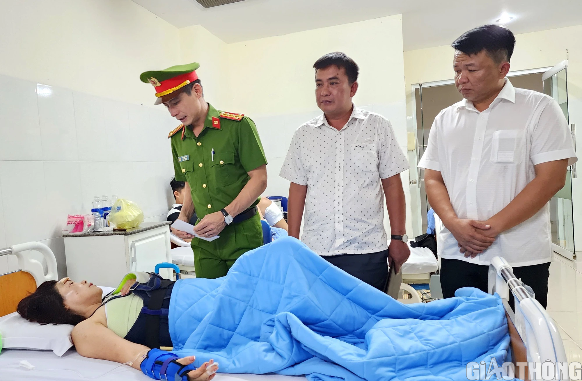 Thăm hỏi nạn nhân trong vụ xe tải tông xe khách làm 13 người thương vong - Ảnh 2. Thăm hỏi nạn nhân trong vụ xe tải tông xe khách làm 13 người thương vong - Ảnh 2.