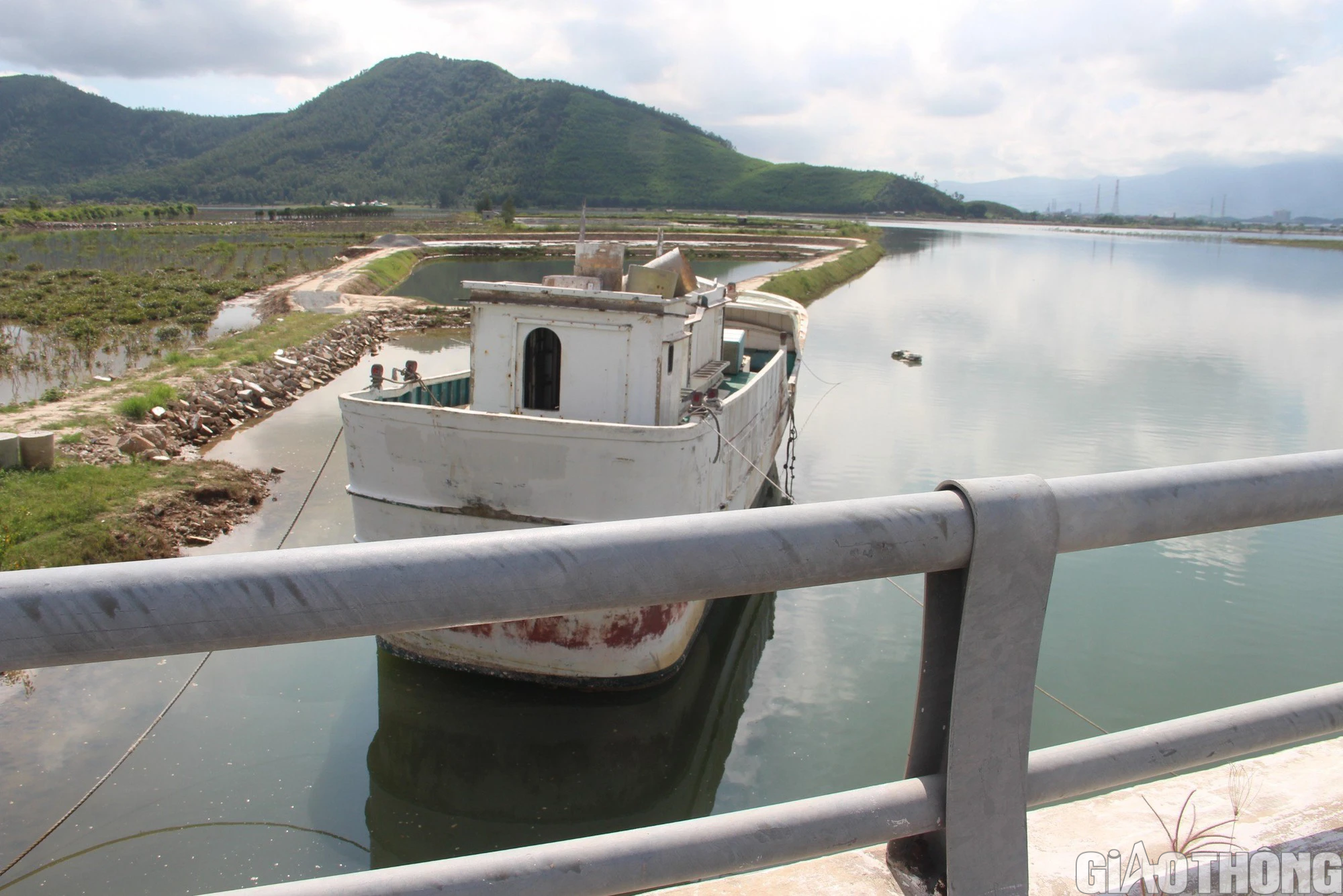 Khi n&agrave;o di dời c&aacute;c x&aacute;c t&agrave;u mắc cạn &aacute;n ngữ trước &acirc;u thuyền tr&aacute;nh tr&uacute; b&atilde;o?  - Ảnh 2.