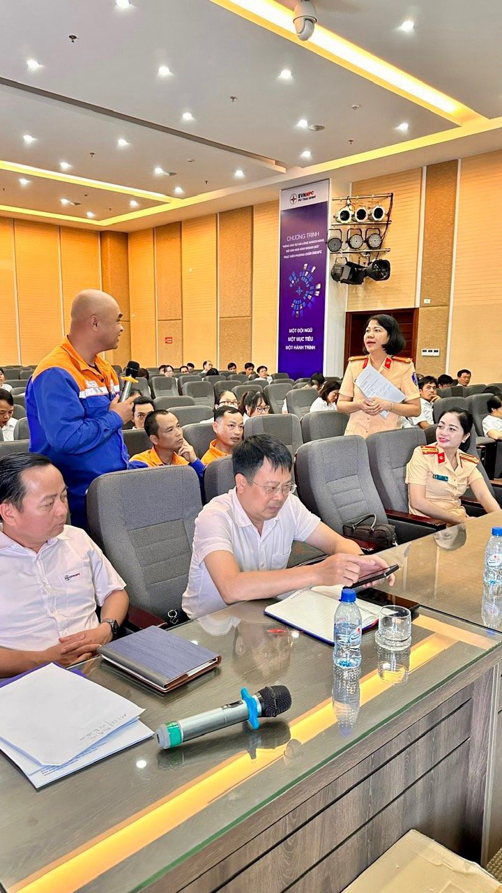 Thái Bình: Hàng ngàn cán bộ, nhân viên ngành Điện lực được tuyên truyền Luật giao thông - Ảnh 2. Thái Bình: Hàng ngàn cán bộ, nhân viên ngành Điện lực được tuyên truyền Luật giao thông - Ảnh 2.