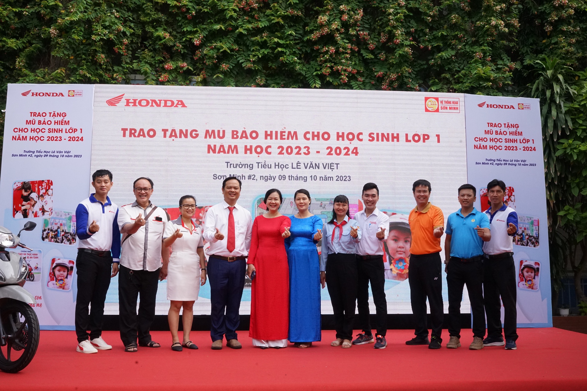 Trao tặng h&agrave;ng trăm mũ bảo hiểm cho học sinh trường tiểu học L&ecirc; Văn Việt (TP Thủ Đức) - Ảnh 2.
