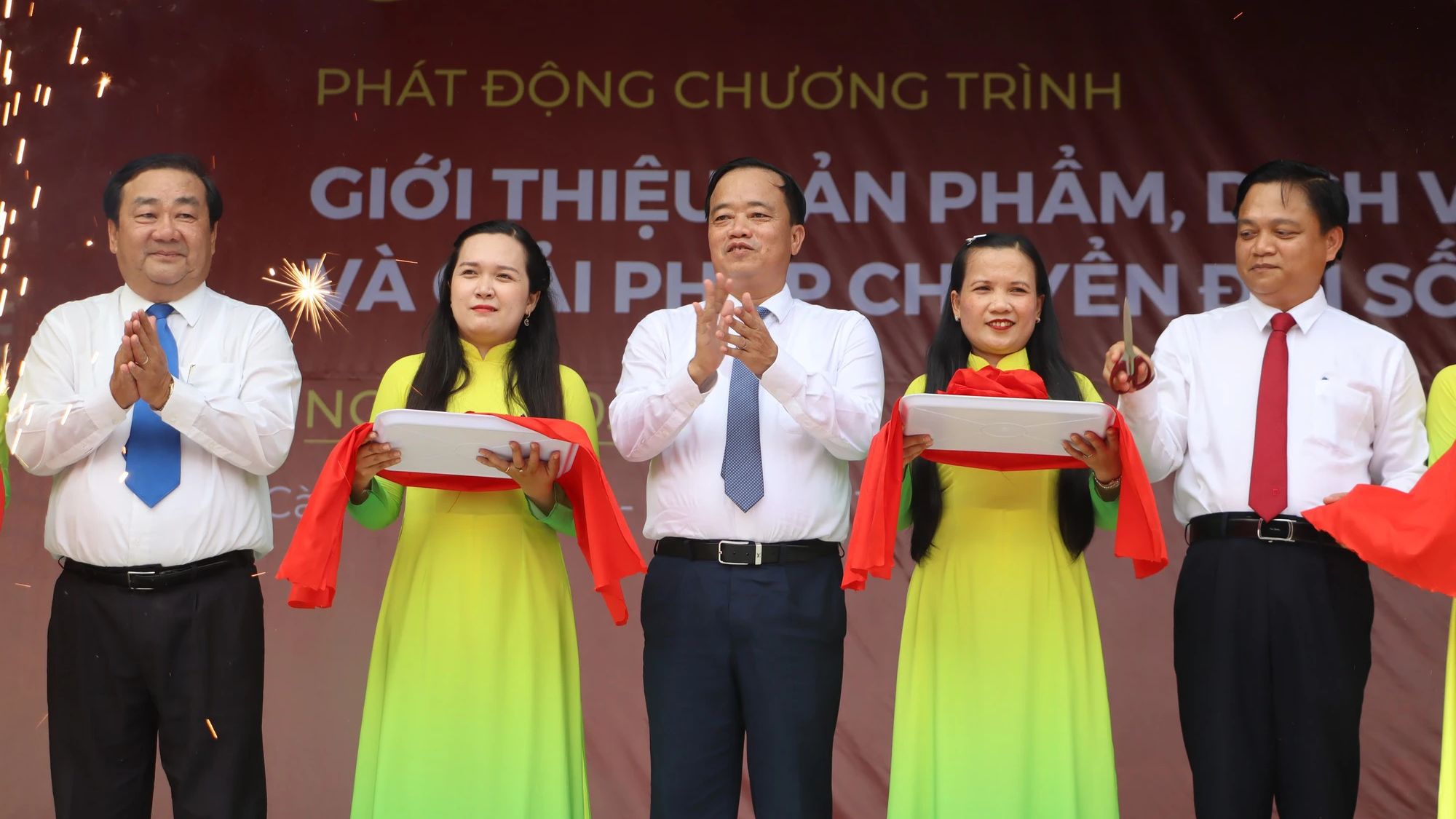 Chủ tịch C&agrave; Mau: Mong người d&acirc;n, doanh nghiệp đồng h&agrave;nh c&ugrave;ng tỉnh trong chuyển đổi số - Ảnh 2.