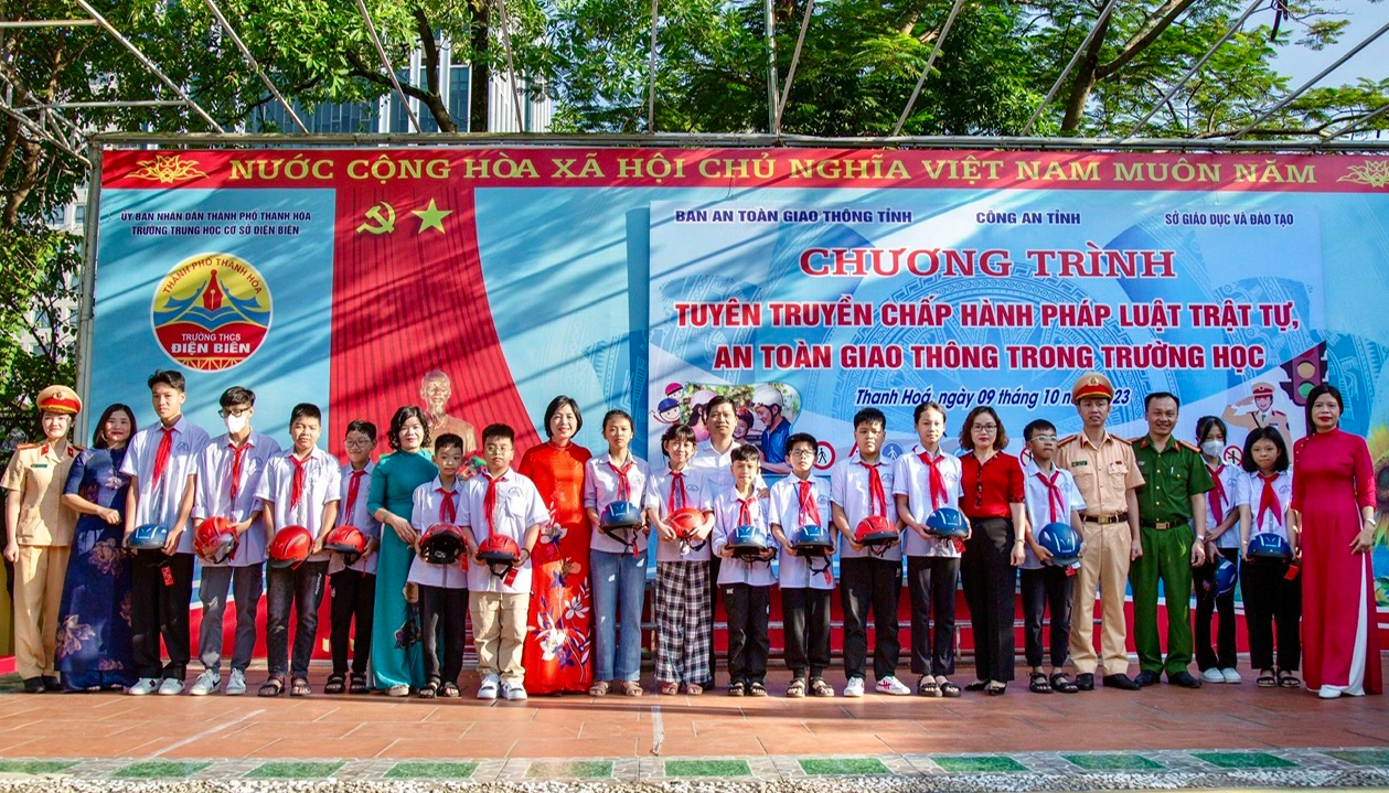 H&agrave;ng ngh&igrave;n học sinh Thanh Ho&aacute; được phổ biến luật giao th&ocirc;ng - Ảnh 2.
