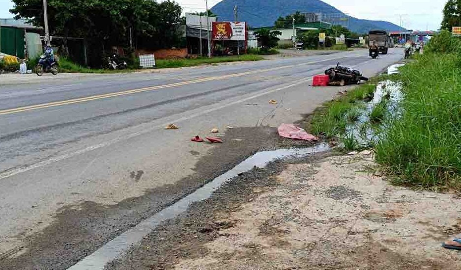 Xe m&aacute;y t&ocirc;ng người đi bộ, hai người thương vong tr&ecirc;n QL1 qua B&igrave;nh Thuận - Ảnh 1.