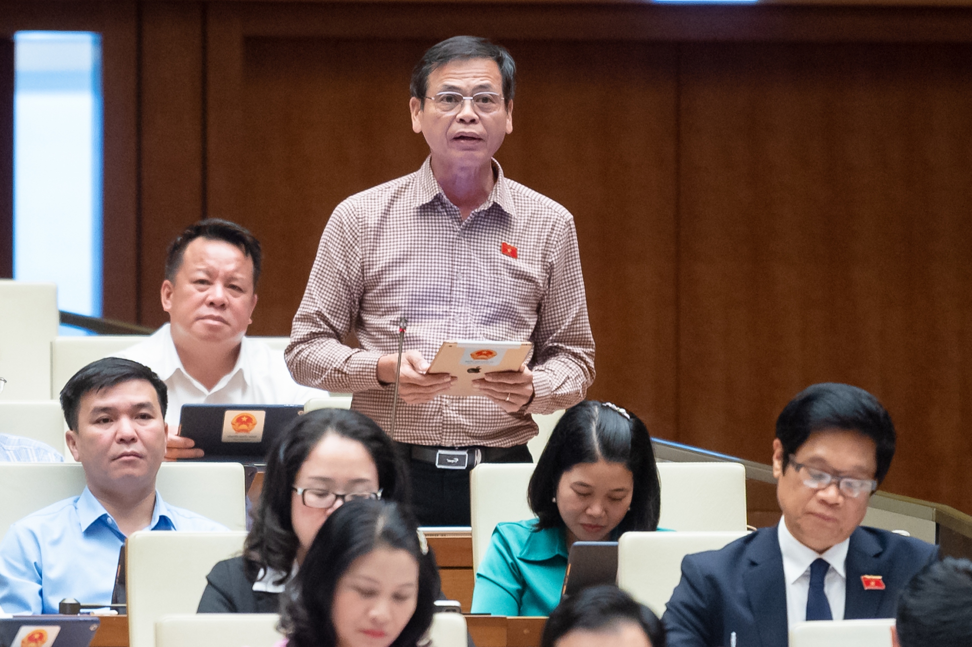 Cần ch&iacute;nh s&aacute;ch để c&aacute;n bộ kh&ocirc;ng phải "tr&igrave;nh b&agrave;y nhỏ to" để được "giơ cao đ&aacute;nh khẽ" - Ảnh 2.