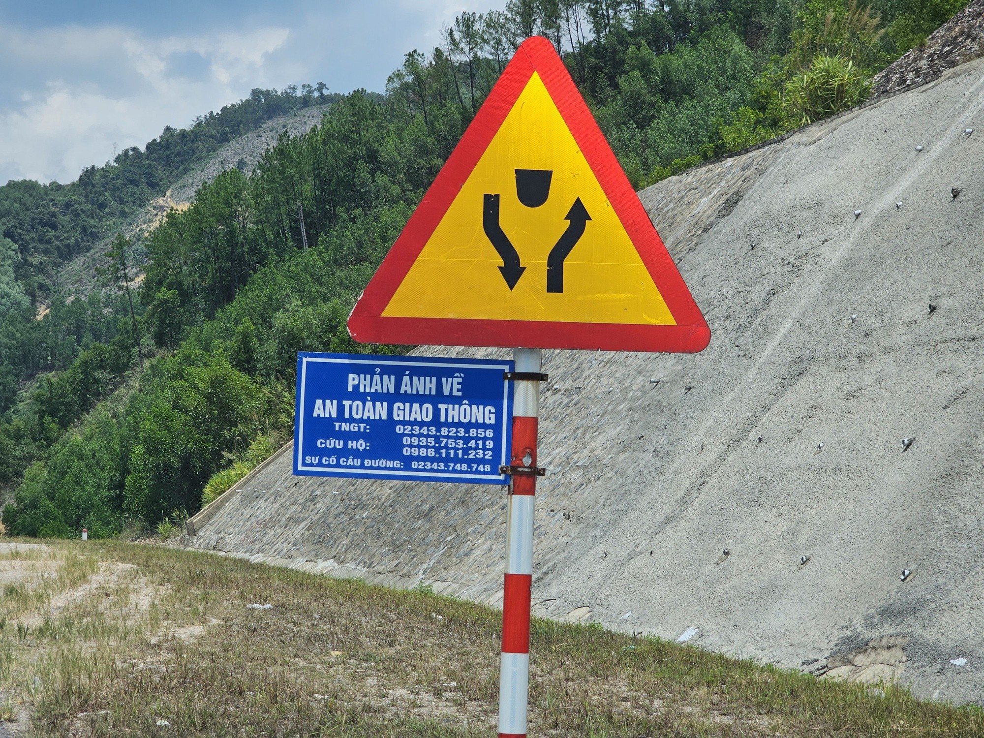 H&agrave; Nội sắp lắp đặt th&ecirc;m biển b&aacute;o phản &aacute;nh về ATGT - Ảnh 1.