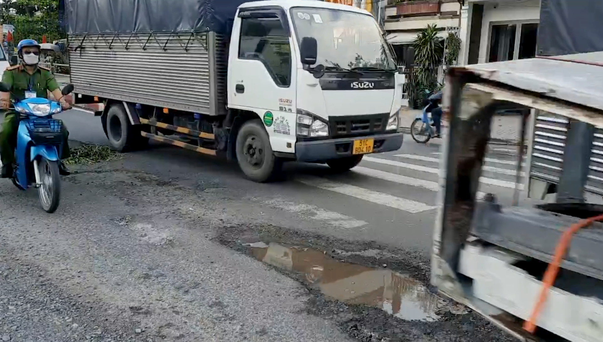 Nhiều ổ voi s&acirc;u hoắm tr&ecirc;n đường trung t&acirc;m Cần Thơ - Ảnh 8.