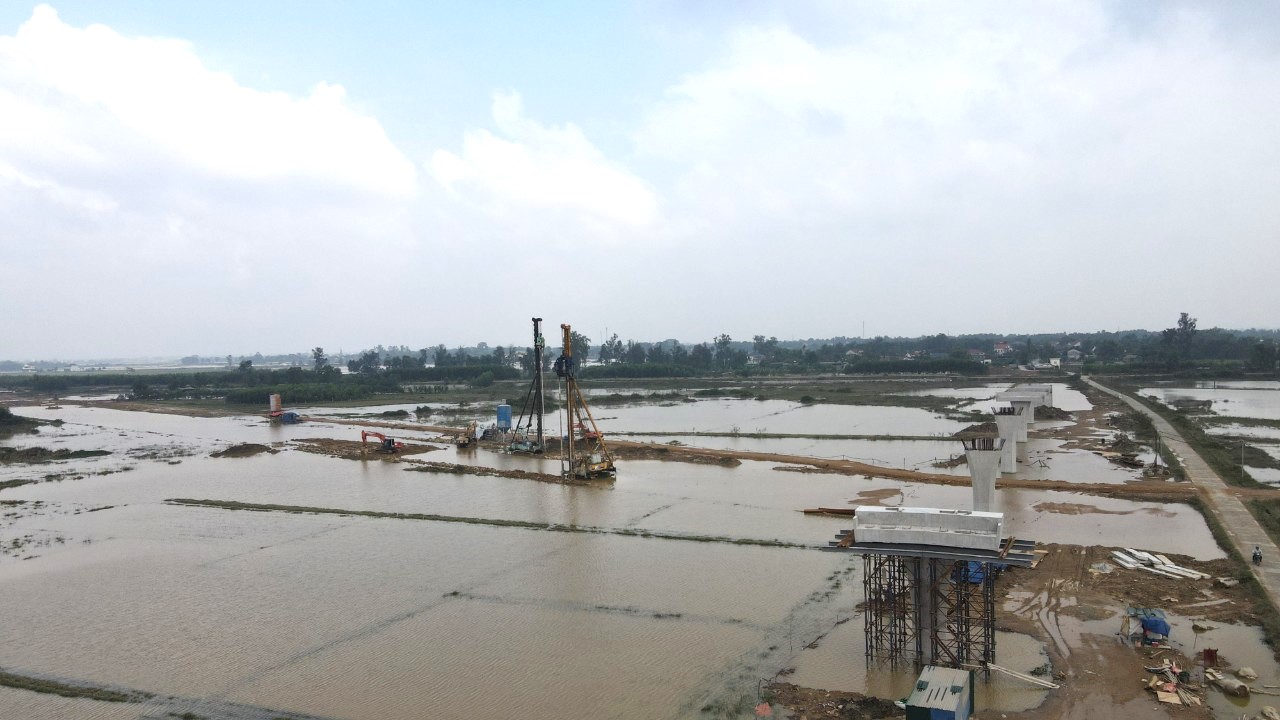 Thi c&ocirc;ng cao tốc Bắc &ndash; Nam qua H&agrave; Tĩnh lo "lụt" tiến độ v&igrave; lũ - Ảnh 1.