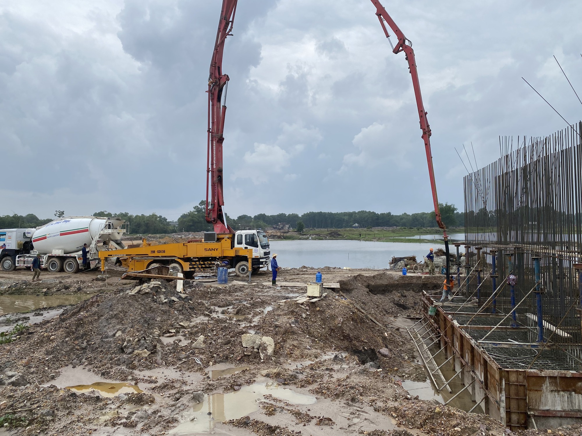 Thi c&ocirc;ng cao tốc Bắc &ndash; Nam qua H&agrave; Tĩnh lo "lụt" tiến độ v&igrave; lũ - Ảnh 6.