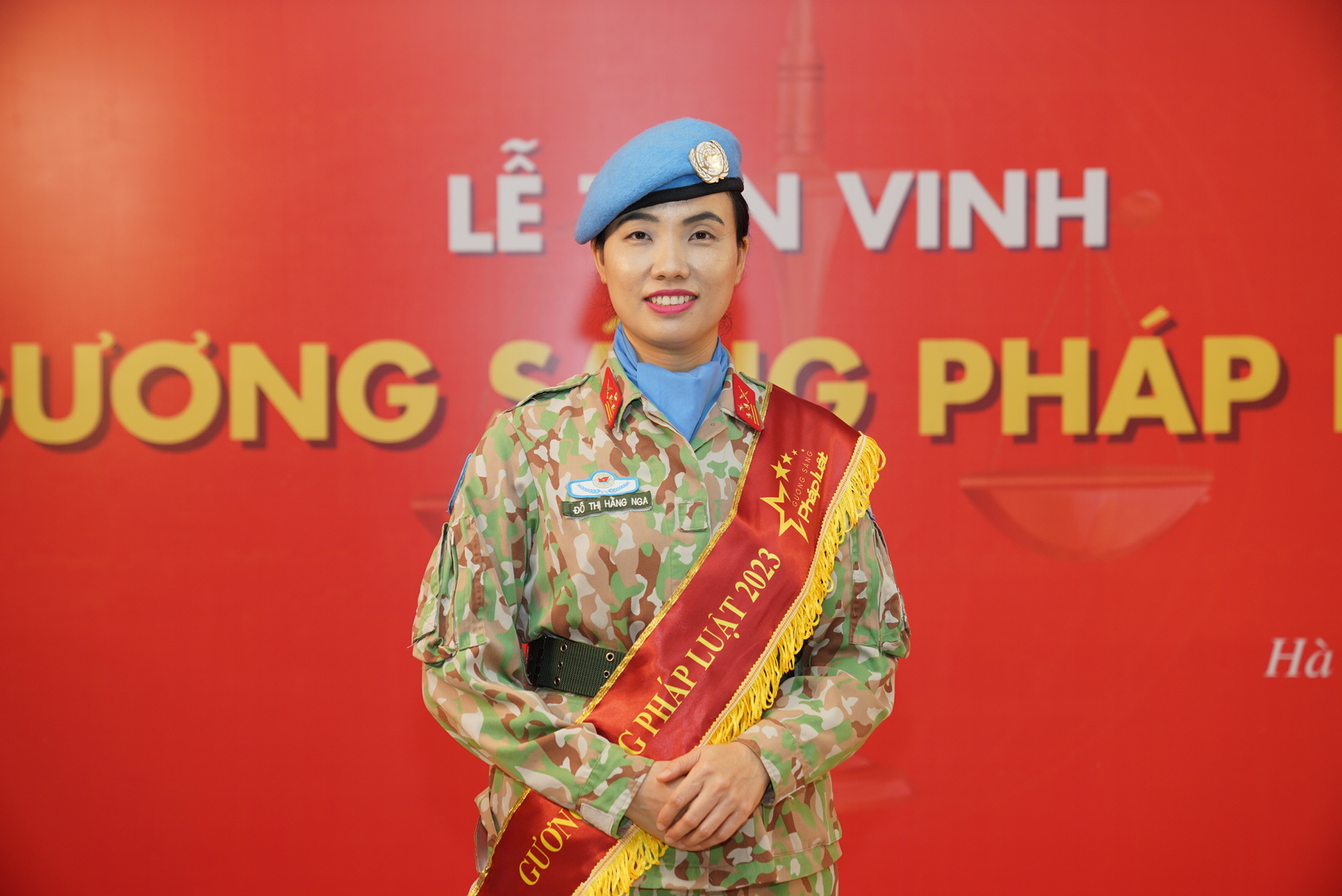 Nữ sĩ quan &ldquo;mũ nồi xanh&rdquo; được vinh danh Gương s&aacute;ng ph&aacute;p luật 2023 - Ảnh 1.