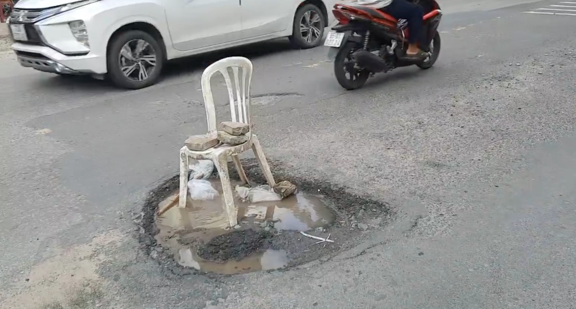 Nhiều ổ voi s&acirc;u hoắm tr&ecirc;n đường trung t&acirc;m Cần Thơ - Ảnh 6.