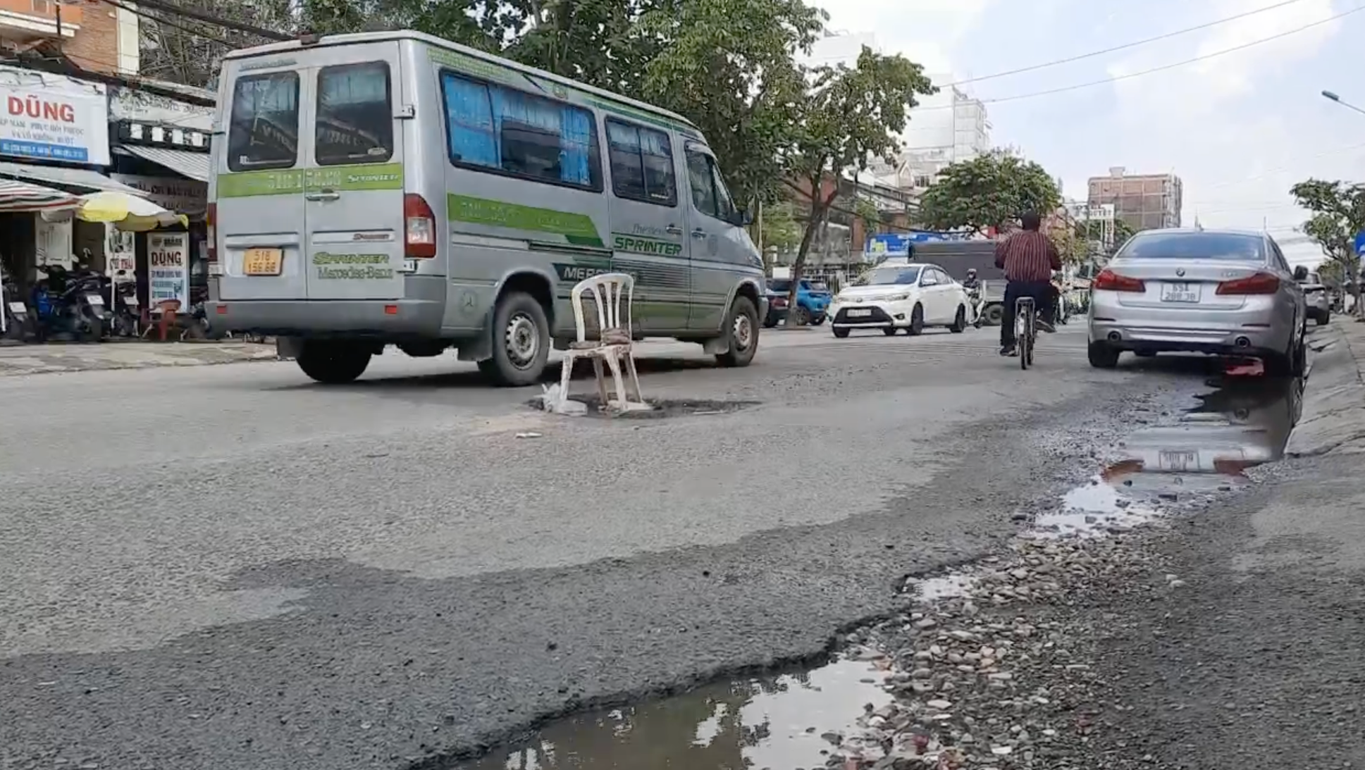 Nhiều ổ voi s&acirc;u hoắm tr&ecirc;n đường trung t&acirc;m Cần Thơ - Ảnh 7.