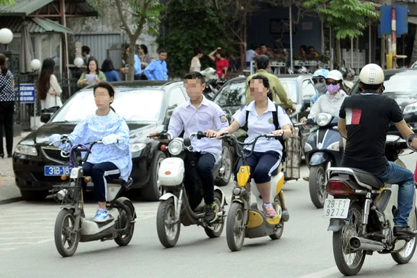 Nam Định: Cấm học sinh điều khiển xe m&aacute;y điện đến trường từ 1/11 - Ảnh 1.