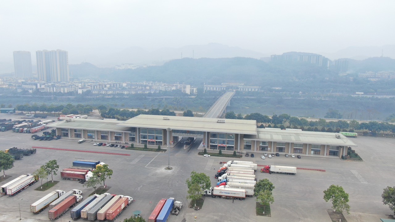 L&agrave;o Cai bắt đầu th&iacute; điểm vận chuyển 2 chiều tr&ecirc;n 1 phương tiện th&ocirc;ng quan - Ảnh 1.