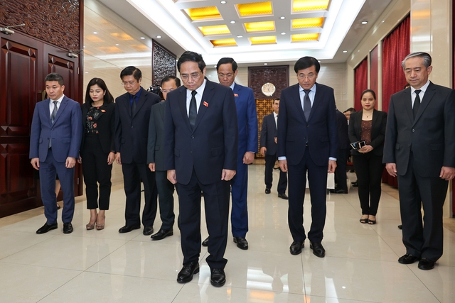 Thủ tướng Phạm Minh Ch&iacute;nh viếng nguy&ecirc;n Thủ tướng Trung Quốc L&yacute; Khắc Cường - Ảnh 1.