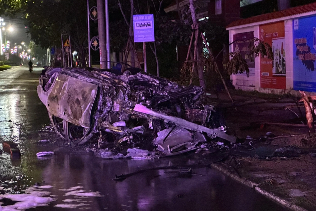 Kiểm tra nồng độ cồn, ma t&uacute;y vụ 6 người ngồi trong xe mercedes bốc ch&aacute;y     - Ảnh 1.