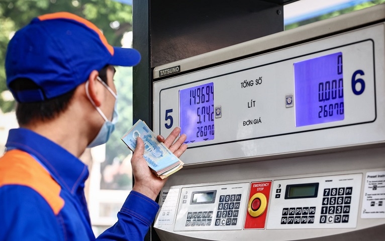 Gi&aacute; xăng tăng l&ecirc;n s&aacute;t 24.000 đồng/l&iacute;t