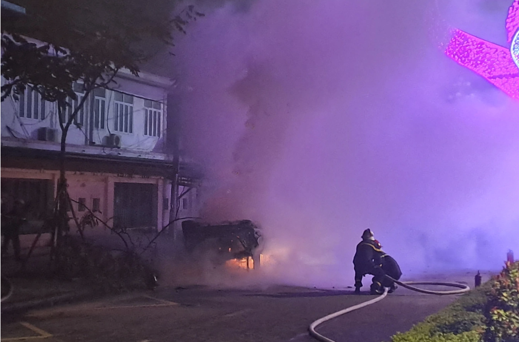 Xe Mercedes chở 6 người t&ocirc;ng b&ugrave;ng binh bốc ch&aacute;y nghi ng&uacute;t - Ảnh 1.