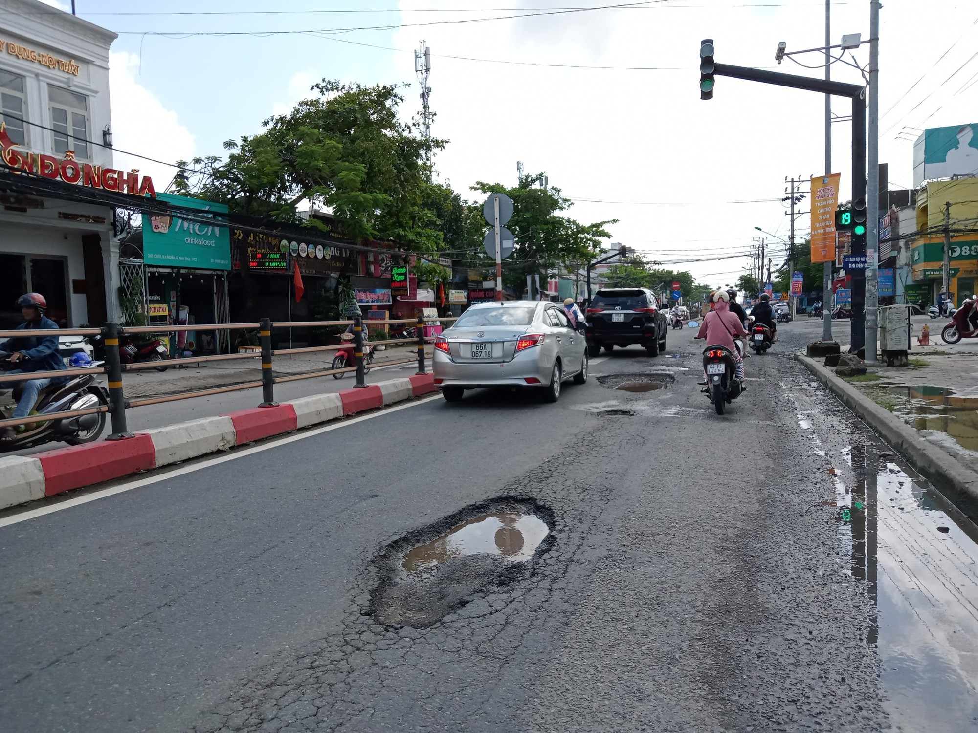 Nhiều ổ voi s&acirc;u hoắm tr&ecirc;n đường trung t&acirc;m Cần Thơ - Ảnh 2.