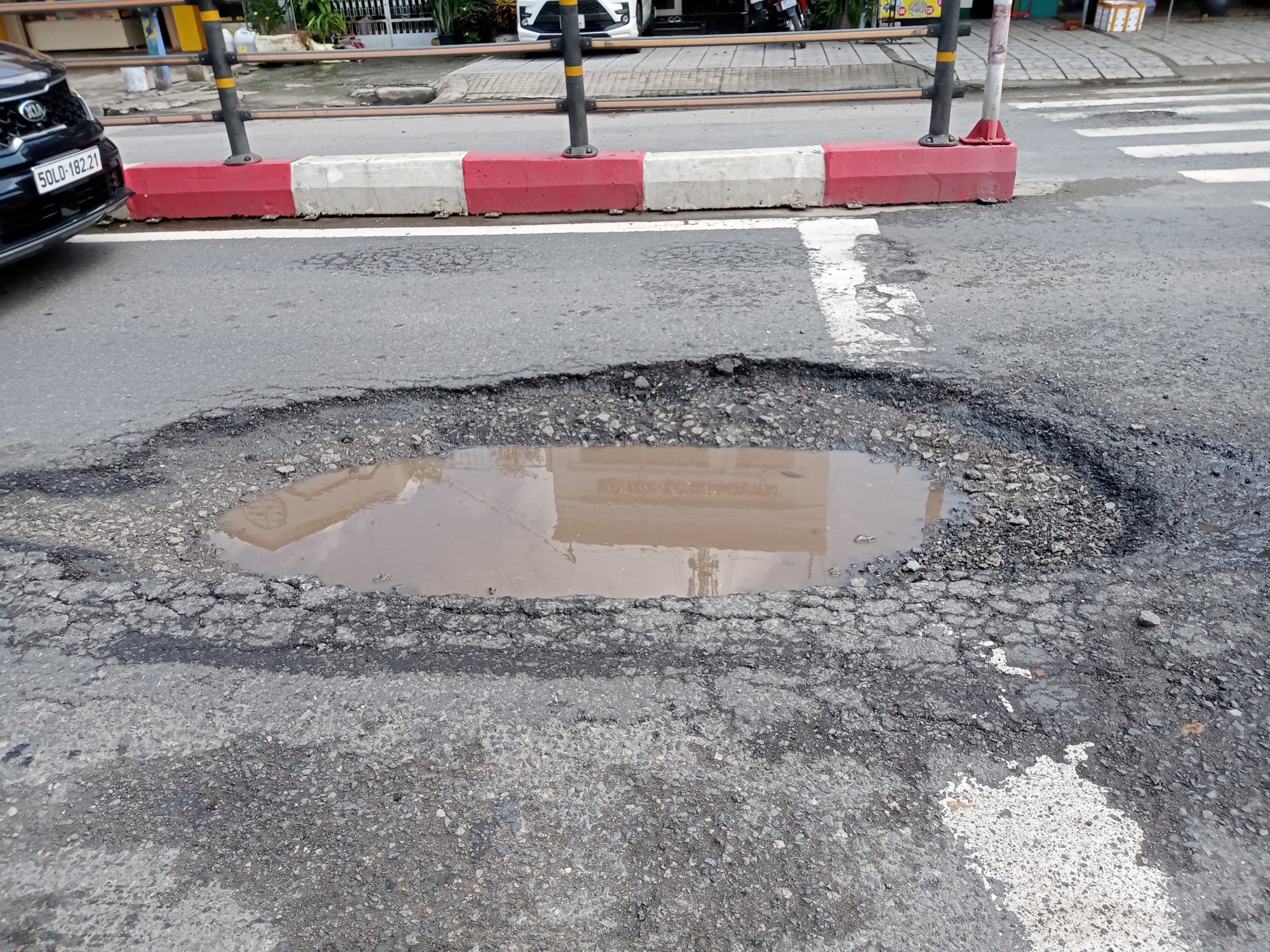 Nhiều ổ voi s&acirc;u hoắm tr&ecirc;n đường trung t&acirc;m Cần Thơ - Ảnh 3.