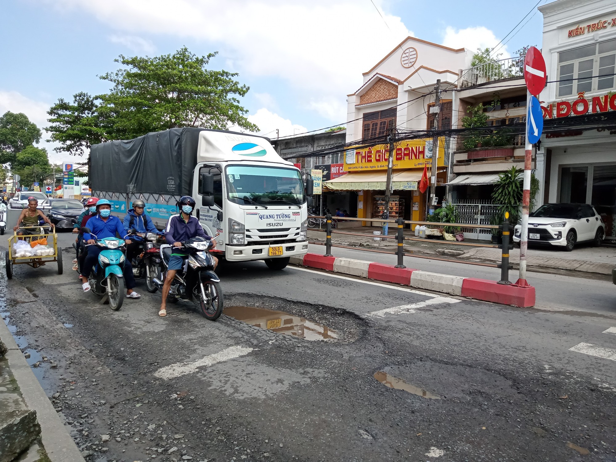 Nhiều ổ voi s&acirc;u hoắm tr&ecirc;n đường trung t&acirc;m Cần Thơ - Ảnh 4.