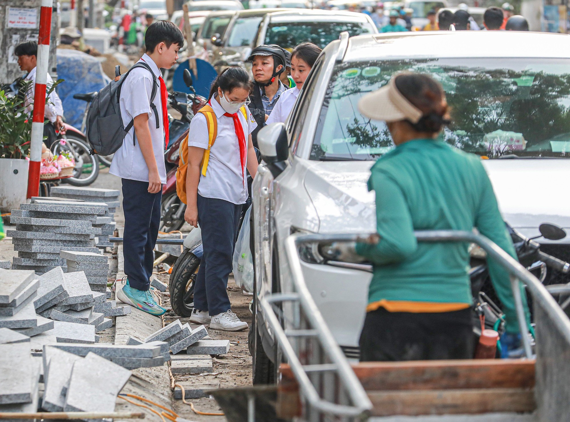 Nhiều tuyến phố th&ecirc;m ngổn ngang v&igrave; vỉa h&egrave; lại bị đ&agrave;o xới - Ảnh 2.