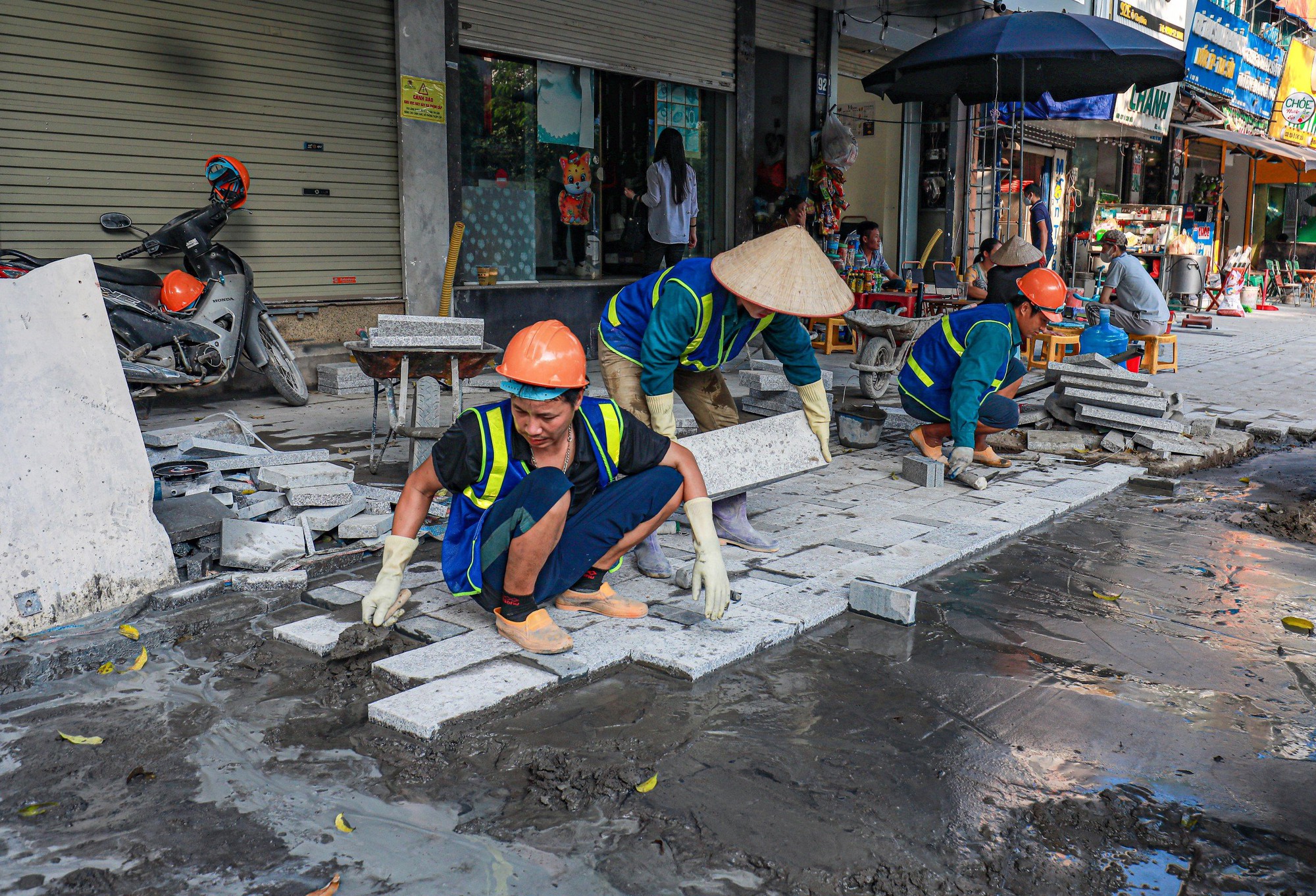 Nhiều tuyến phố th&ecirc;m ngổn ngang v&igrave; vỉa h&egrave; lại bị đ&agrave;o xới - Ảnh 11.
