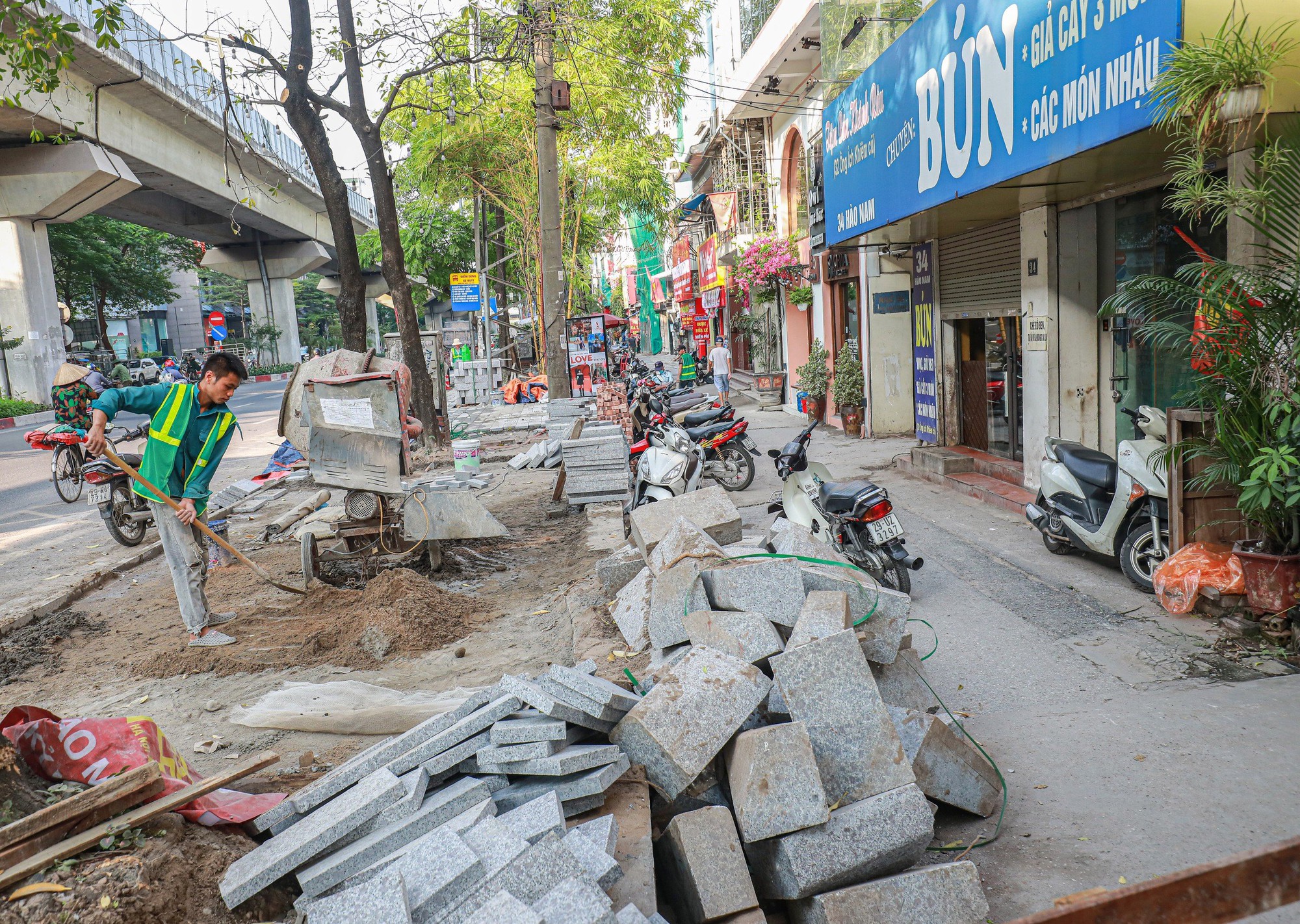 Nhiều tuyến phố th&ecirc;m ngổn ngang v&igrave; vỉa h&egrave; lại bị đ&agrave;o xới - Ảnh 3.