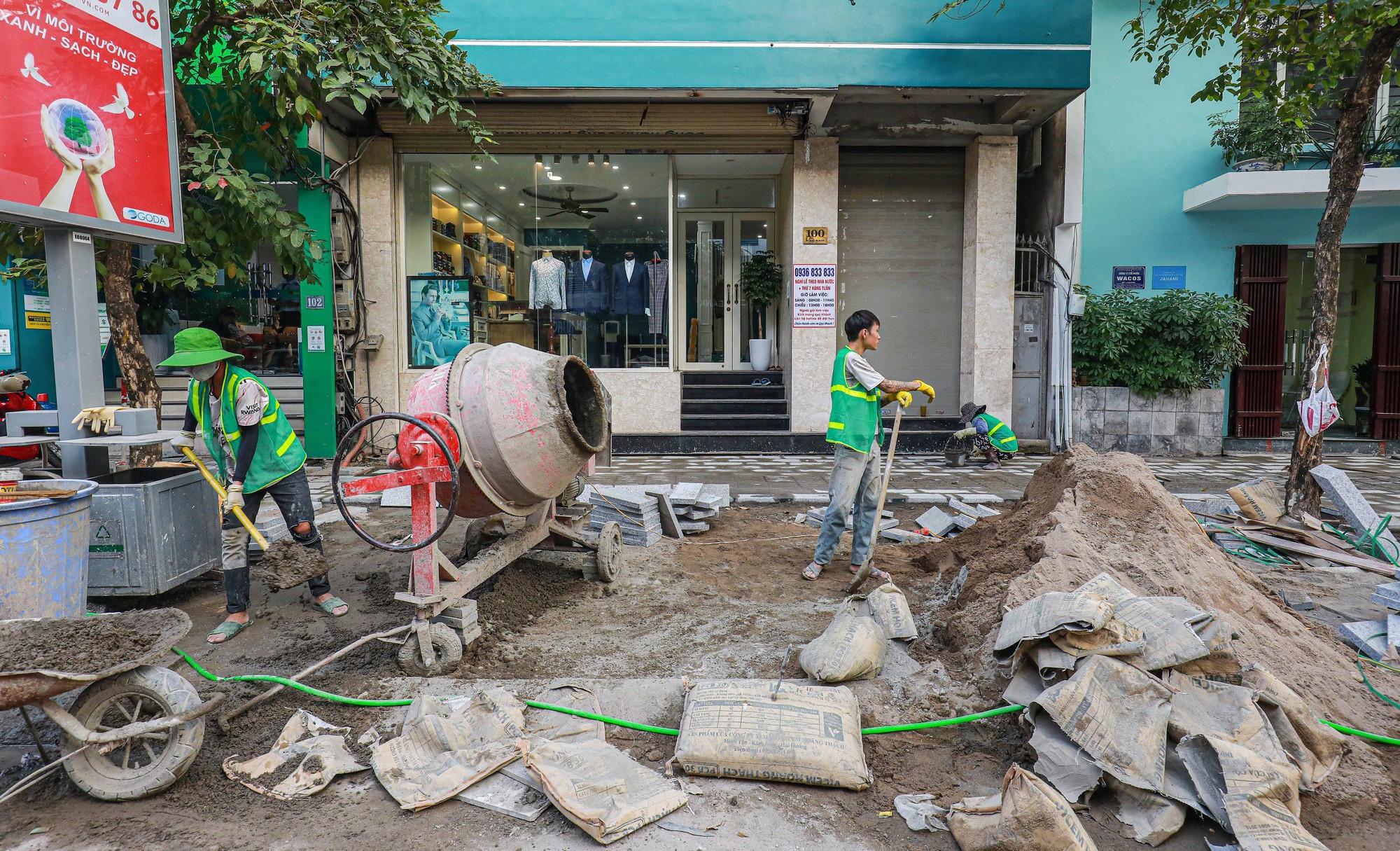Nhiều tuyến phố th&ecirc;m ngổn ngang v&igrave; vỉa h&egrave; lại bị đ&agrave;o xới - Ảnh 5.