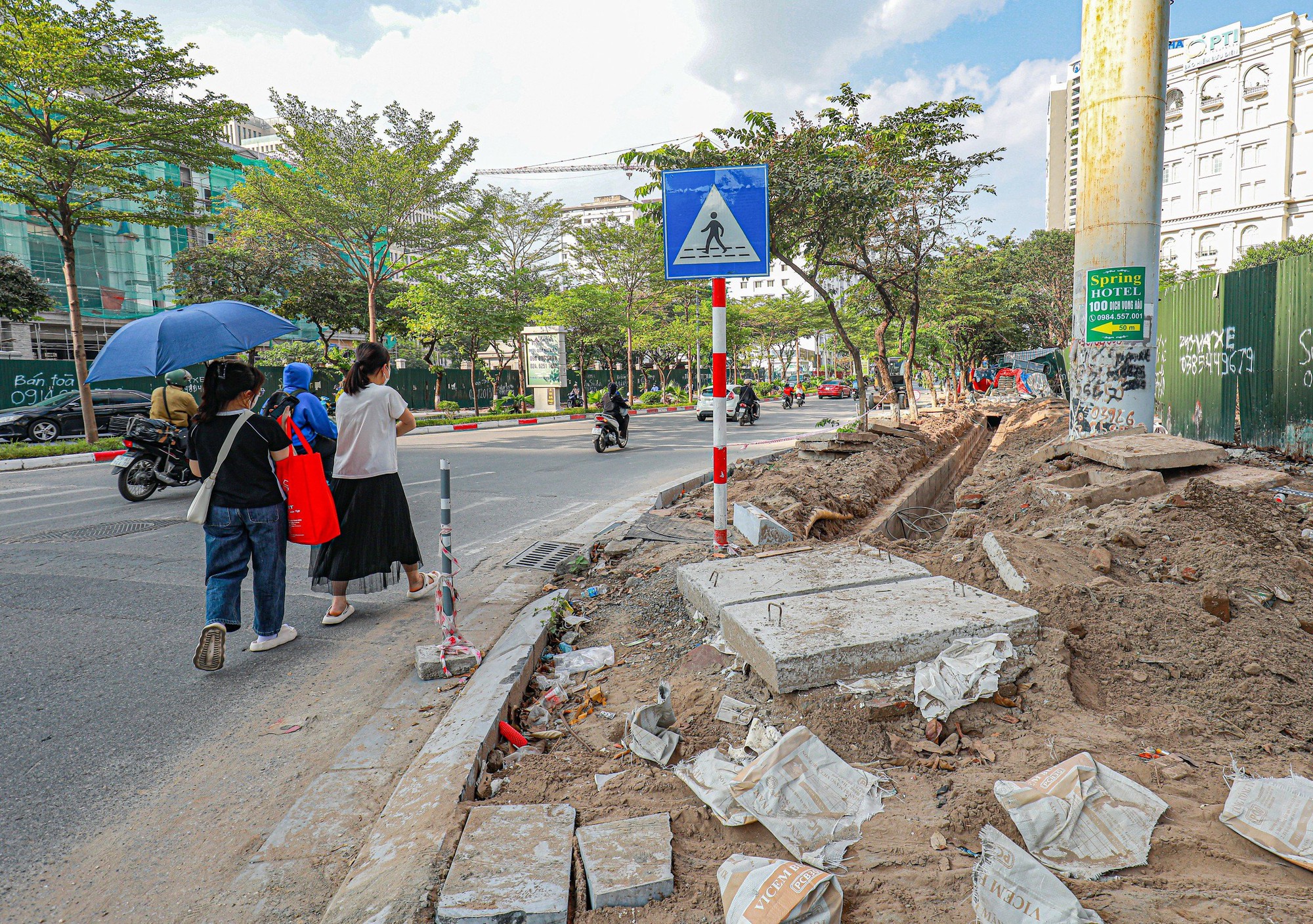 Nhiều tuyến phố th&ecirc;m ngổn ngang v&igrave; vỉa h&egrave; lại bị đ&agrave;o xới - Ảnh 9.