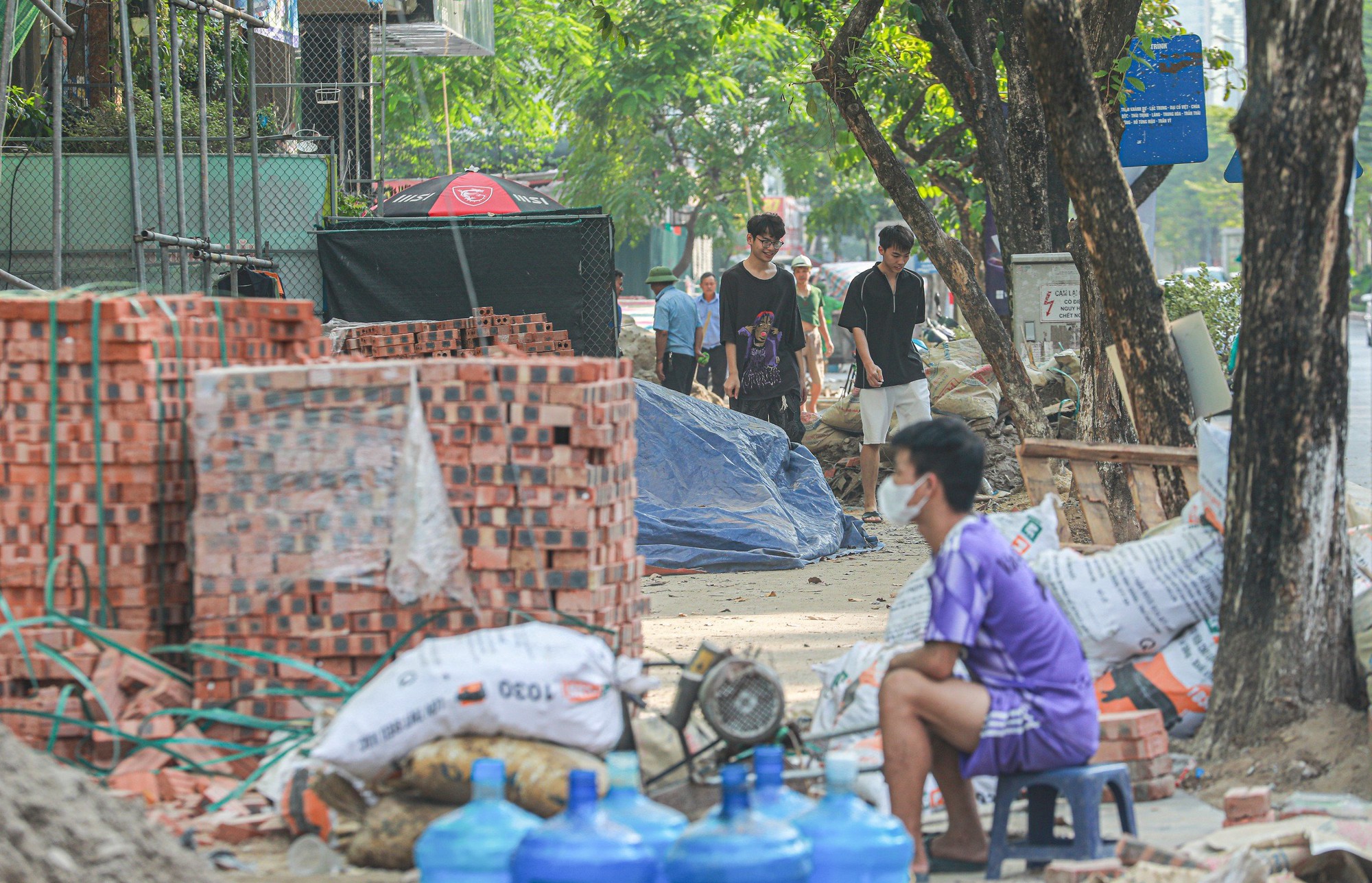 Nhiều tuyến phố th&ecirc;m ngổn ngang v&igrave; vỉa h&egrave; lại bị đ&agrave;o xới - Ảnh 7.