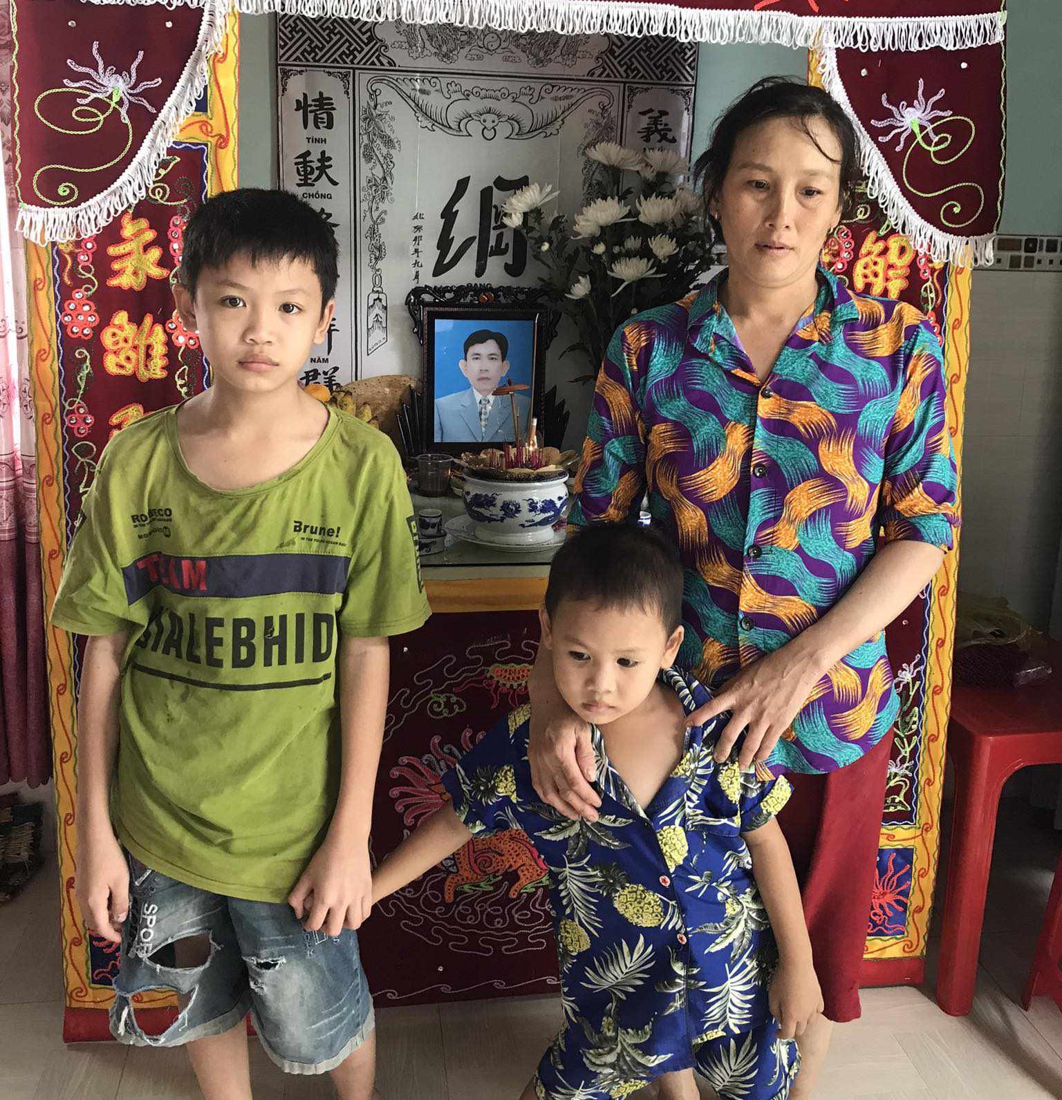 Vợ nghèo mất chồng vì tai nạn gồng gánh nuôi con - Ảnh 1. Vợ nghèo mất chồng vì tai nạn gồng gánh nuôi con - Ảnh 1.