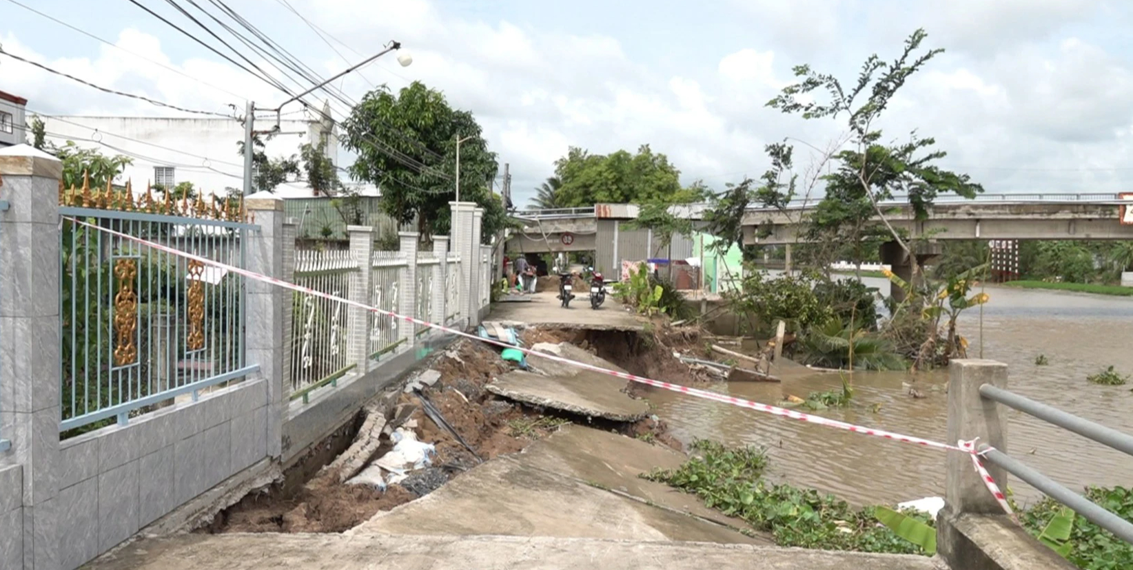 Bí thư Cần Thơ: Nhanh chóng khắc phục những điểm sạt lở làm mất đường giao thông - Ảnh 2. Bí thư Cần Thơ: Nhanh chóng khắc phục những điểm sạt lở làm mất đường giao thông - Ảnh 2.